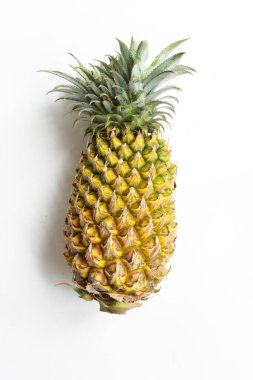 Beyaz arka planda izole edilmiş iki portakal, gölge yok, taze tropikal meyve arka planı, yaz, tatil, yiyecek ve içecek, sulu, serin, vegan, sağlıklı yiyecek, fitness