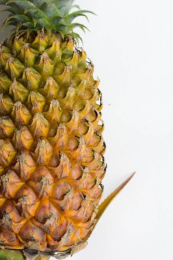 Beyaz arka planda izole edilmiş iki portakal, gölge yok, taze tropikal meyve arka planı, yaz, tatil, yiyecek ve içecek, sulu, serin, vegan, sağlıklı yiyecek, fitness