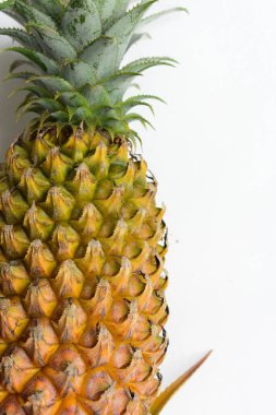 Beyaz arka planda izole edilmiş iki portakal, gölge yok, taze tropikal meyve arka planı, yaz, tatil, yiyecek ve içecek, sulu, serin, vegan, sağlıklı yiyecek, fitness