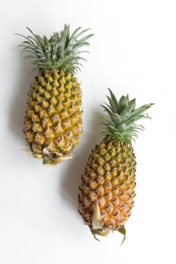 Beyaz arka planda izole edilmiş iki portakal, gölge yok, taze tropikal meyve arka planı, yaz, tatil, yiyecek ve içecek, sulu, serin, vegan, sağlıklı yiyecek, fitness