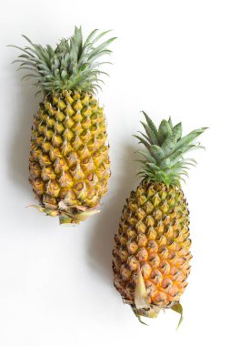 Beyaz arka planda izole edilmiş iki portakal, gölge yok, taze tropikal meyve arka planı, yaz, tatil, yiyecek ve içecek, sulu, serin, vegan, sağlıklı yiyecek, fitness