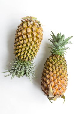 Beyaz arka planda izole edilmiş iki portakal, gölge yok, taze tropikal meyve arka planı, yaz, tatil, yiyecek ve içecek, sulu, serin, vegan, sağlıklı yiyecek, fitness