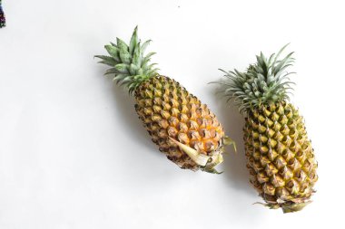 Beyaz arka planda izole edilmiş iki portakal, gölge yok, taze tropikal meyve arka planı, yaz, tatil, yiyecek ve içecek, sulu, serin, vegan, sağlıklı yiyecek, fitness