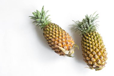 Beyaz arka planda izole edilmiş iki portakal, gölge yok, taze tropikal meyve arka planı, yaz, tatil, yiyecek ve içecek, sulu, serin, vegan, sağlıklı yiyecek, fitness