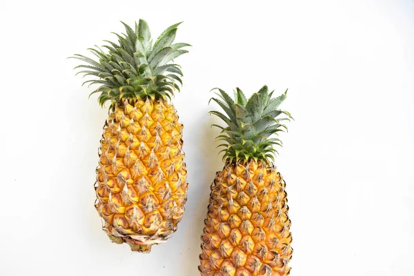Dwa Pomarańczowe Ananasy Izolowane Białym Tle Bez Cienia Świeże Tropikalne — Zdjęcie stockowe