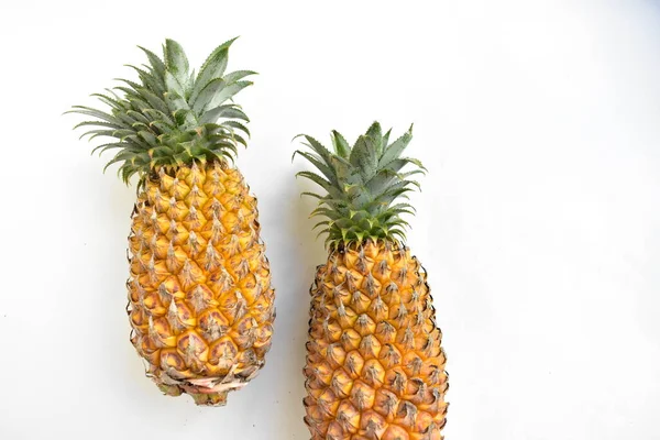 Dois Ananases Laranja Isolados Fundo Branco Sem Sombra Fundo Fresco — Fotografia de Stock