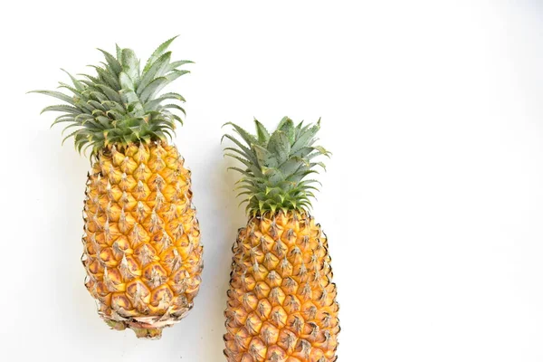 Beyaz arka planda izole edilmiş iki portakal, gölge yok, taze tropikal meyve arka planı, yaz, tatil, yiyecek ve içecek, sulu, serin, vegan, sağlıklı yiyecek, fitness