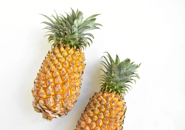 Beyaz arka planda izole edilmiş iki portakal, gölge yok, taze tropikal meyve arka planı, yaz, tatil, yiyecek ve içecek, sulu, serin, vegan, sağlıklı yiyecek, fitness