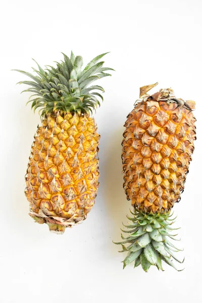 Beyaz arka planda izole edilmiş iki portakal, gölge yok, taze tropikal meyve arka planı, yaz, tatil, yiyecek ve içecek, sulu, serin, vegan, sağlıklı yiyecek, fitness