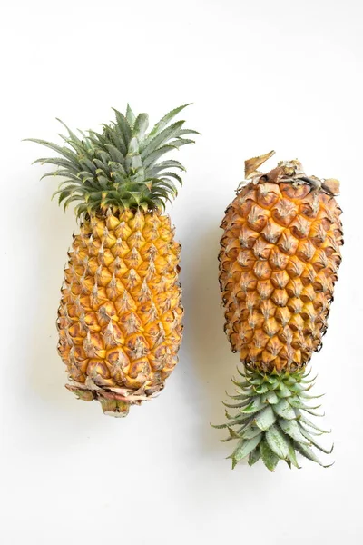 Dwa Pomarańczowe Ananasy Izolowane Białym Tle Bez Cienia Świeże Tropikalne — Zdjęcie stockowe