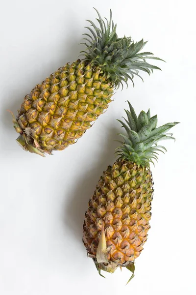 Dois Ananases Laranja Isolados Fundo Branco Sem Sombra Fundo Fresco — Fotografia de Stock