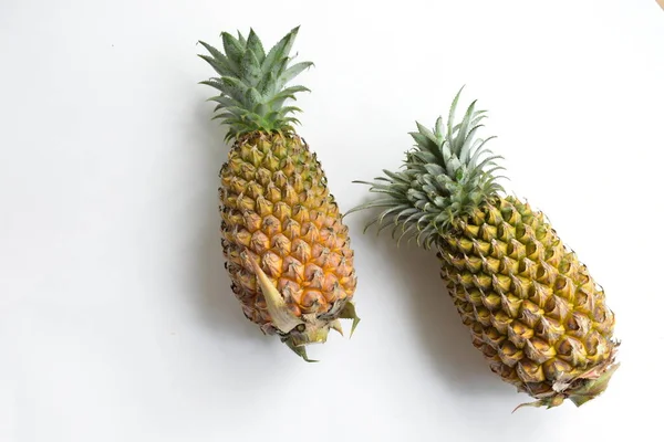 Två Apelsin Ananas Isolerad Vit Bakgrund Ingen Skugga Färsk Tropisk — Stockfoto