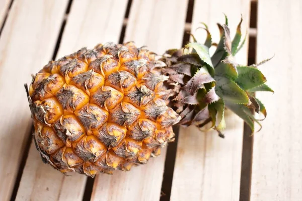 Dos Piñas Anaranjadas Aisladas Fondo Blanco Sin Sombra Fondo Fruta — Foto de Stock