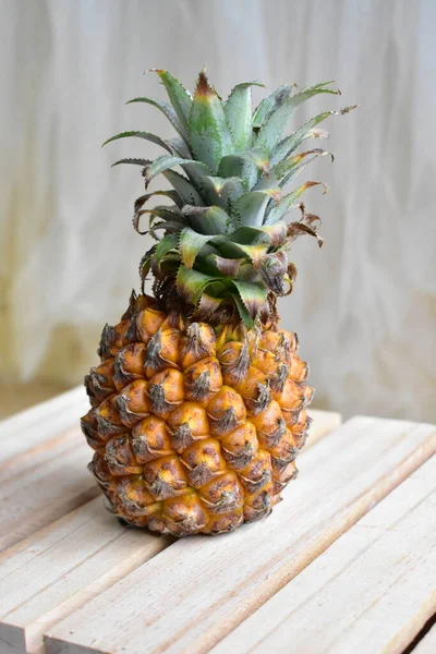 Dos Piñas Anaranjadas Aisladas Fondo Blanco Sin Sombra Fondo Fruta — Foto de Stock