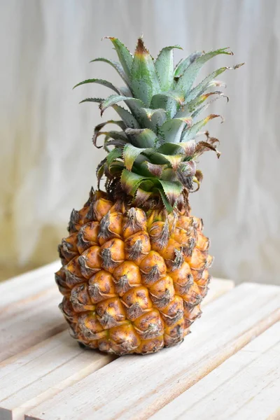 Deux Ananas Orange Isolés Dans Fond Blanc Pas Ombre Fruits — Photo