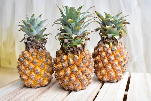 Deux Ananas Orange Isolés Dans Fond Blanc Pas Ombre Fruits — Photo