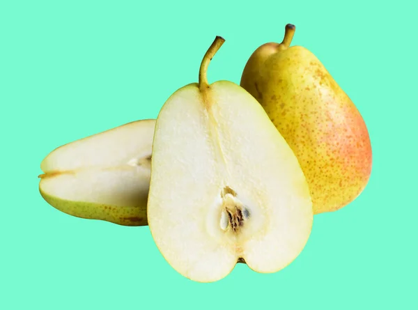 Pêras Frescas Fatias Frutas Isoladas Com Caminho Recorte Fundo Marrom — Fotografia de Stock