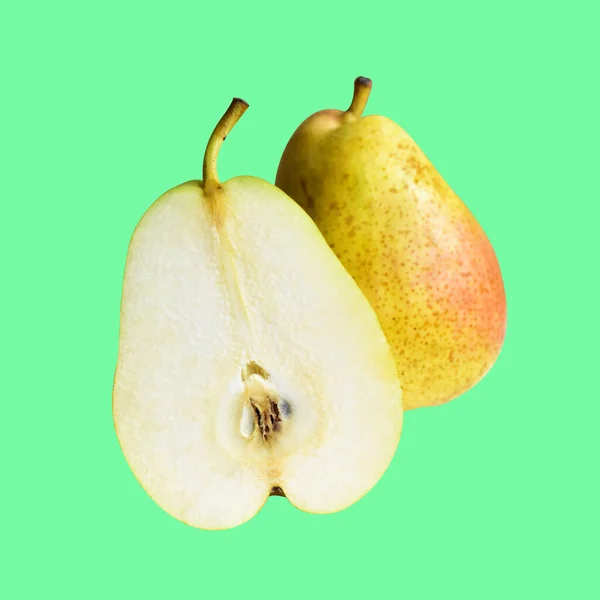 Świeże Gruszki Plastry Owoców Izolowane Ścieżką Wycinania Brązowym Tle Bez — Zdjęcie stockowe