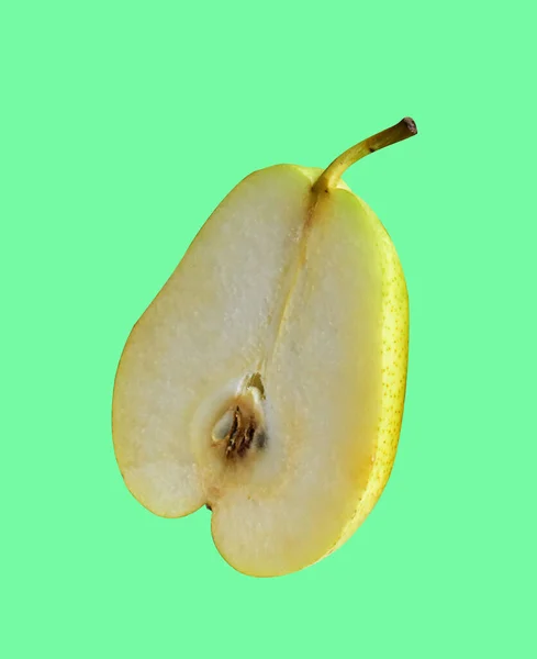 Świeże Gruszki Plastry Owoców Izolowane Ścieżką Wycinania Brązowym Tle Bez — Zdjęcie stockowe