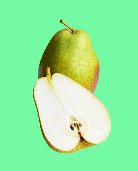 Färska Päron Frukt Skivor Isolerade Med Klippning Väg Brun Bakgrund — Stockfoto