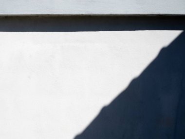 Beyaz beton duvar çiti boş Duvarda ışık ve gölge var.