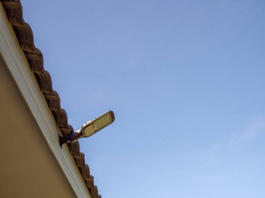 Çatıdaki lambalar fotovoltaiklerin yeşil enerjisini kullanmışlar. Çevre için yeşil enerji üretimi kavramı 