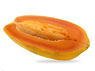 Turuncu yarım papaya beyaz arkaplandan izole