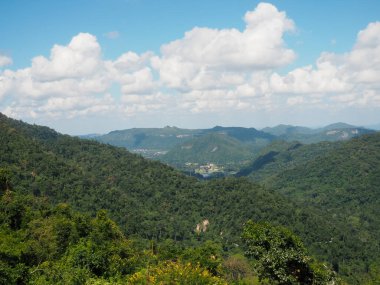 Yeşil dağların manzarası ve parlak mavi gökyüzü