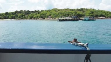 Gemi hareket halindeyken yolcu gemisinin tepesinden denize bak.