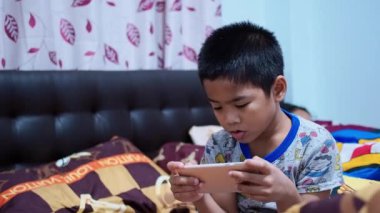  Çocuk telefonda oyun oynuyor..