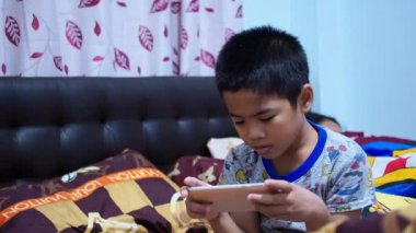  Çocuk telefonda oyun oynuyor..