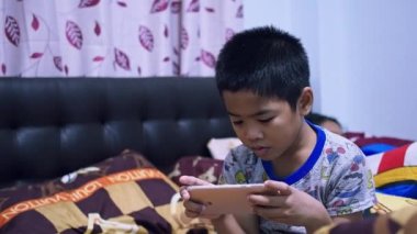  Çocuk telefonda oyun oynuyor..