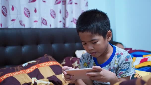 Chlapec Hraje Hry Telefonu — Stock video