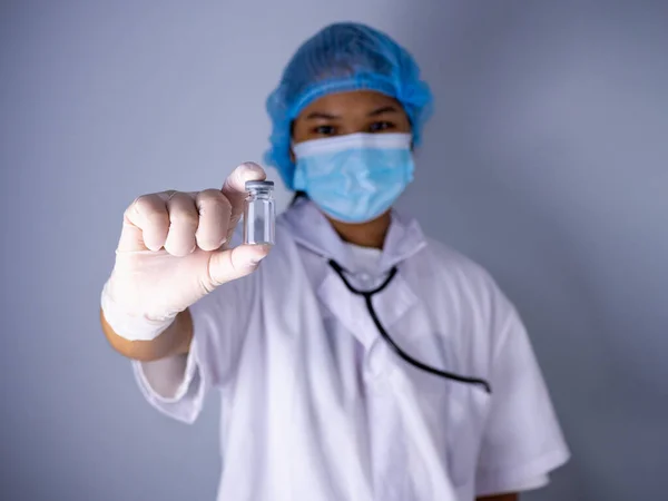 Retrato Estudio Una Doctora Con Máscara Sombrero Mano Del Frasco —  Fotos de Stock