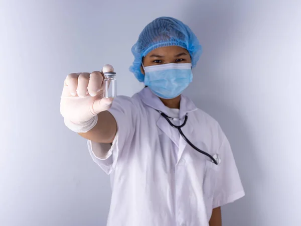 Studio Portrait Female Doctor Wearing Mask Wearing Hat Hand Vaccine — Stock Photo, Image