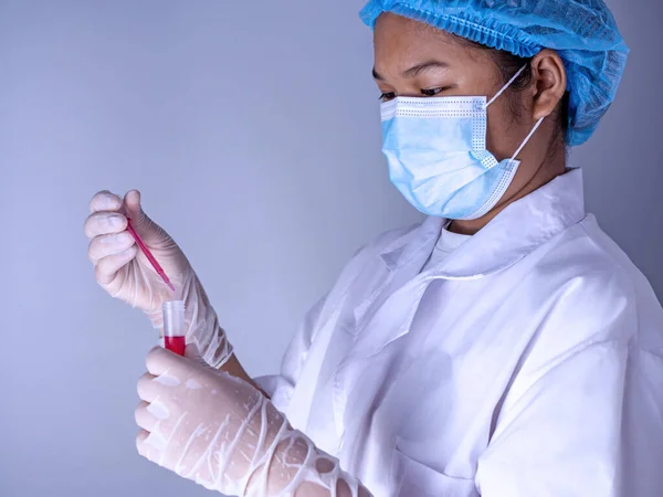 Mujer Química Sostiene Frasco Con Líquido Rojo Sus Manos Laboratorio —  Fotos de Stock