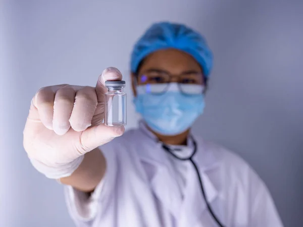 Retrato Una Doctora Usando Una Máscara Sombrero Pie Sosteniendo Una —  Fotos de Stock