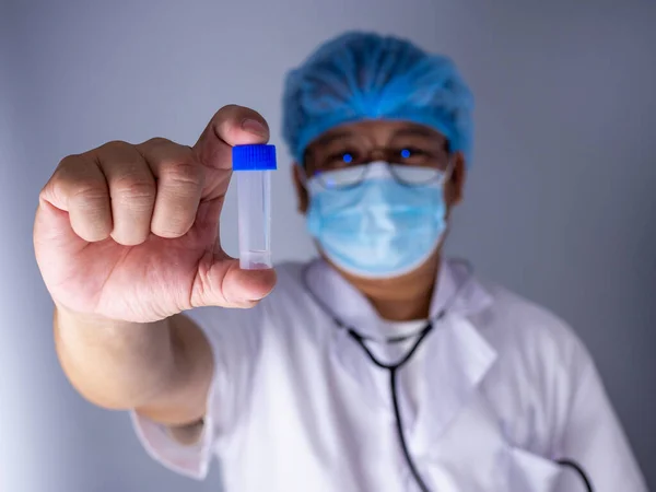 Retrato Médico Con Una Máscara Sombrero Pie Sosteniendo Una Vacuna —  Fotos de Stock