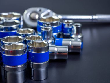 Siyah arkaplanda blok anahtarı ve kilit anahtarı.