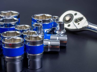 Siyah arkaplanda blok anahtarı ve kilit anahtarı.