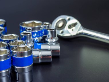 Siyah arkaplanda blok anahtarı ve kilit anahtarı.