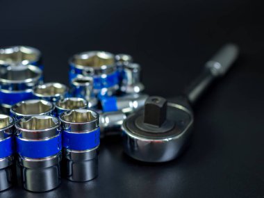 Siyah bir arka planda ingiliz anahtarı ve kilit anahtarı. Siyah arka planda bir ingiliz anahtarı..