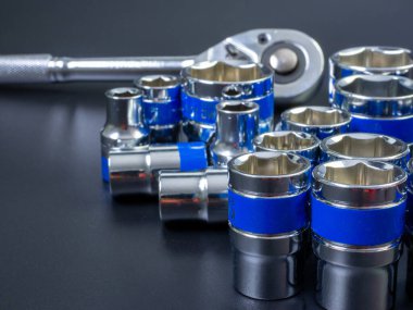 Siyah arkaplanda blok anahtarı ve kilit anahtarı.