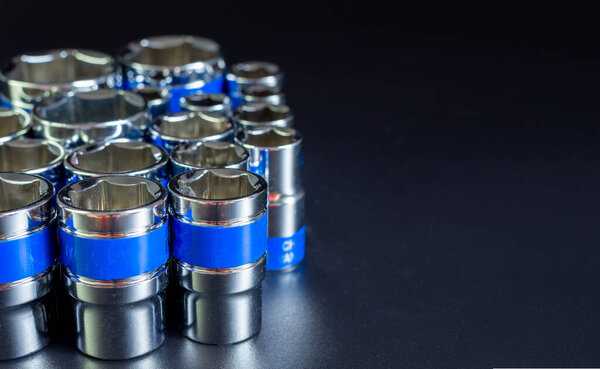 Блочный ключ на черном фоне.