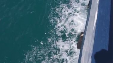 Tahta teknenin yan tarafında ya da püskürtülmüş su ile Gunwale.
