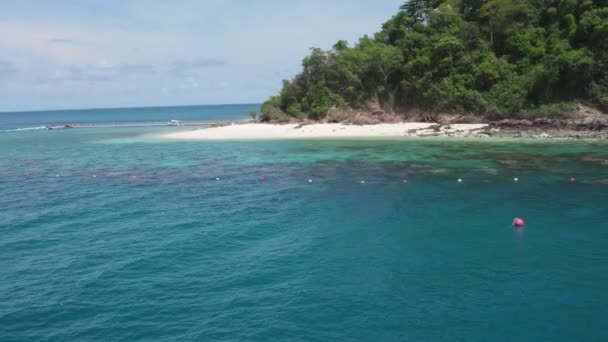 海の真ん中の青い海と島の旅客フェリーからの眺め — ストック動画