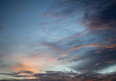 Gün batımında gökyüzü ve bulutlar. Güneşin doğuşunun ya da batışının güzel kırmızı ve turuncu renkleridir..