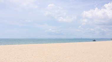 Huzurlu kumlu sahil mavi deniz ve parlak gökyüzü güneş ışığı altında, mükemmel yaz tatili geçmişi ve seyahat yeri konsepti.