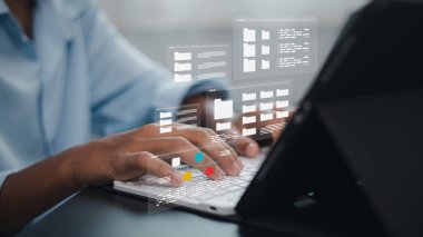 Sanal dizinleri ve dijital veri yönetim arayüzü ile dizüstü bilgisayar kullanan iş profesyoneli, bulut depolama, dosya organizasyonu ve bilgi teknolojisi kavramını temsil eden.