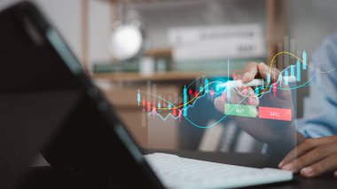 Sanal borsa grafiğine sahip dijital tablet kullanan iş yatırımcısı, online yatırım, fintech ve finansal piyasa teknolojisi konsepti için alım-satım sinyalleri gösteriyor.